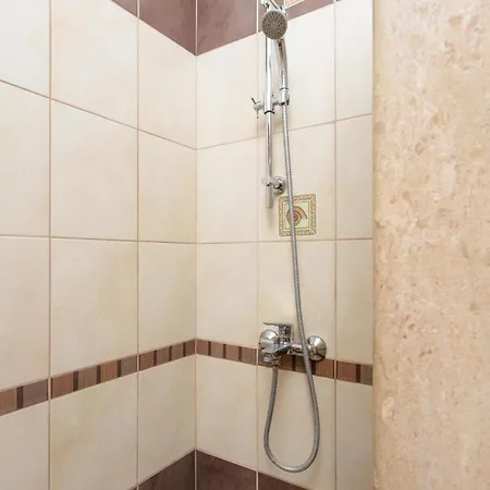 Konstantinos Vilă *